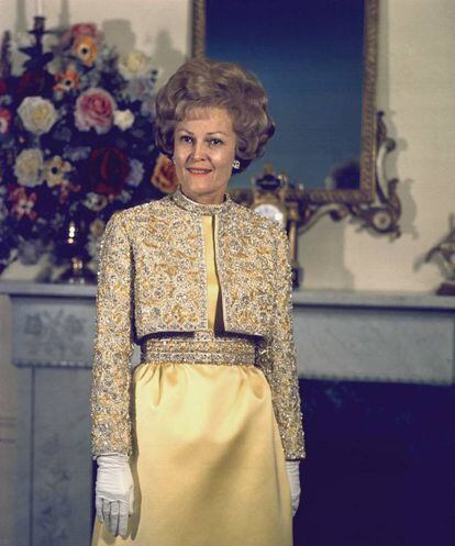 </p> El museo Nacional de Historia y Tecnología, ahora conocido como el Museo Nacional de Historia Americana, fue el sitio elegido para hacer una de las fiestas en honor a la elección del presidente Nixon. La gala es recordada por haber estado rodeada de piezas históricas. </p> </br> En la imagen Patricia Nixon, con un vestido amarillo canario del diseñador Harvey Berin, en una de las fiestas en honor a su esposo. La fotografía es del 16 de enero de 1969, en su piso de Nueva York. </p>