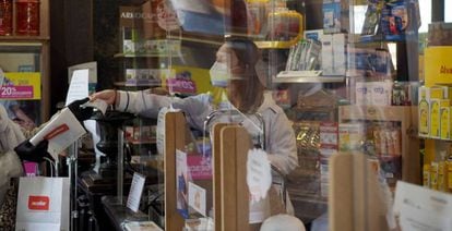 Una persona es atendida por una trabajadora de una farmacia de Vitoria, en una imagen de archivo.