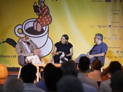 Carles Geli (izquierda), Jordi Amat y Ana Pantaleoni en el Moll de la Fusta, en La Setmana del Llibre en Català.