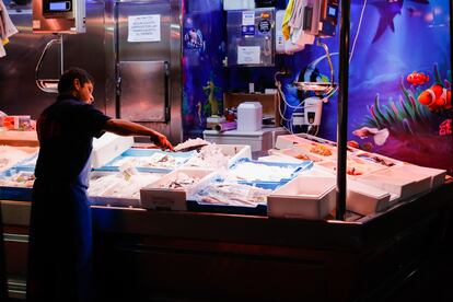 Un pescadero echa hielo sobre los productos, este viernes en Madrid.
