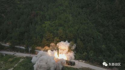 Lanzamiento de un cohete chino el jueves, en un lugar no especificado. Imagen proporcionada por el Comando del Este del ejército chino. 