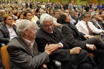 Pasqual Maragall saluda a Gervasio Puerta, presidente de la Asociación de ex Presos Antifranquistas.