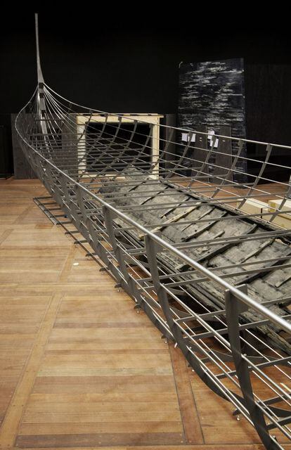 Roskilde 6 es el barco vikingo más antiguo descubierto, y pone el broche final a la muestra del British. Fue construido en el 1025 en Noruega, deliberadamente hundido en Dinamarca a mediados del siglo XI y podía transportar a más de 100 guerreros. La reconstrucción, originalmente expuesta en el Museo Nacional de Dinamarca, mide 37 metros, aunque solo la quinta parte de la estructura es de la madera original.