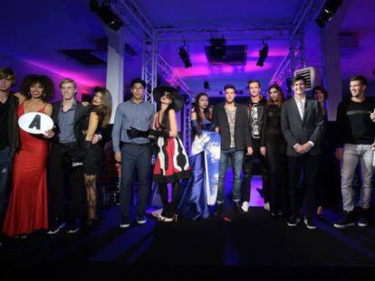 Los jugadores y las modelos que protagonizaron ayer la polémica gala inaugural del torneo NextGen ATP.