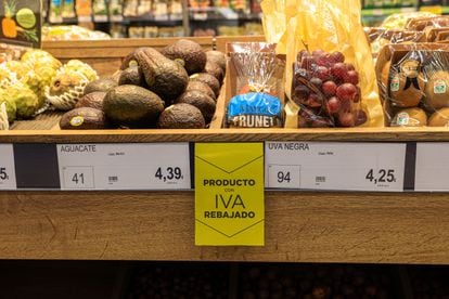 Una etiqueta señala la rebaja del IVA en un supermercado en Madrid, este lunes.