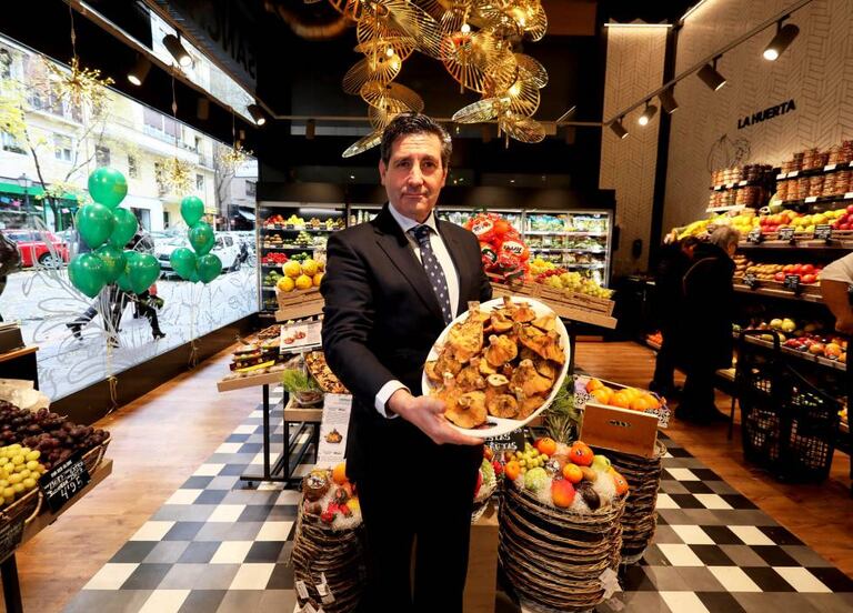 Interior de una de las tiendas de Sánchez Romero. En la imagen, Pascual Campos, director comercial de la cadena.