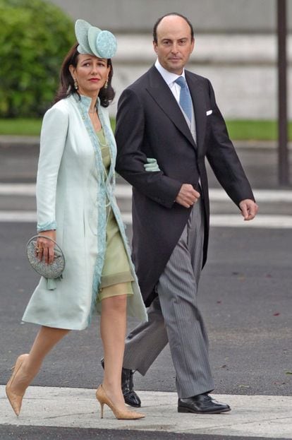 Ana Patricia Botín con su marido, Guillermo Morenés Mariateguia, a su llegada a la Catedral de la Almudena en Madrid para asistir a la boda entre el Príncipe Felipe y Letizia Ortiz en el año 2004