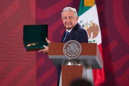 El presidente de México, Andrés Manuel López Obrador, sostiene la pistola del líder revolucionario Francisco Villa, en Palacio Nacional.