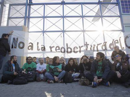 Protesta en el CIE de Zona Franca. 