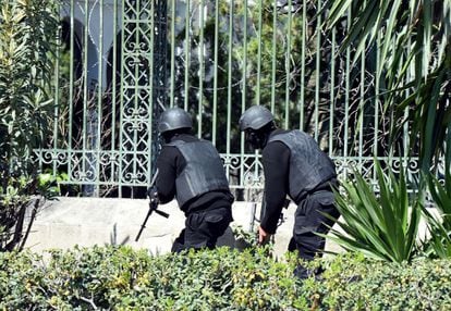 Membres de les Forces de Seguretat tunisianes vigilen l'exterior del Museu del Bardo, on s'han refugiat els terroristes amb alguns ostatges.