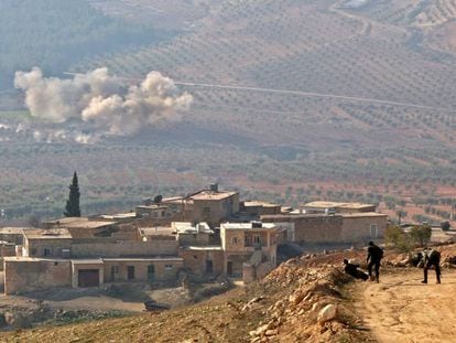 Rebeldes sirios apoyados por Turqu&iacute;a observan la nube de humo dejada por un disparo de artiller&iacute;a en un monte junto a la aldea de Al Amud, al norte de Azaz (Siria).