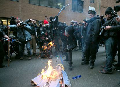 Los manifestantes queman una efigie de Donald Trump, frente a la embajada de los Estados Unidos, en Montreal (Canadá). 