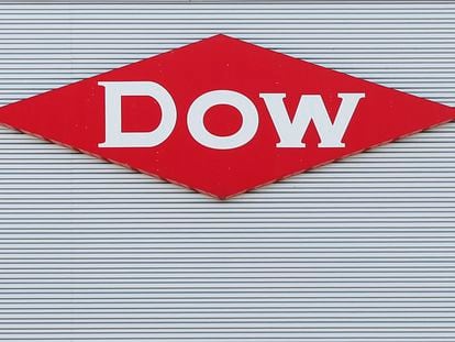 El logo de Dow en su sede central en Midland (Michigan).