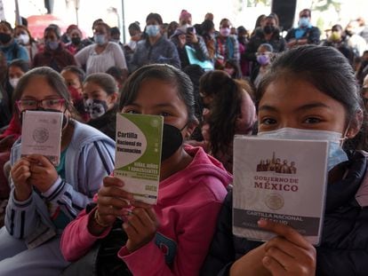 Tres adolescentes enseñan su cartilla de vacunación, durante un evento del Instituto de Salud del Estado de México.