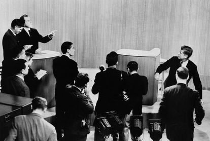 Acaba de terminar el último de los cuatro debates programados. Los periodistas se acercan a los candidatos. Nixon señala con su dedo a Kennedy, que se gira para atender sus palabras.