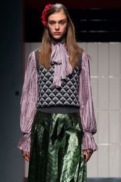 En los looks otoñales de Gucci hemos podido ver mucha blusa con lazada combinada con chaleco de lana.