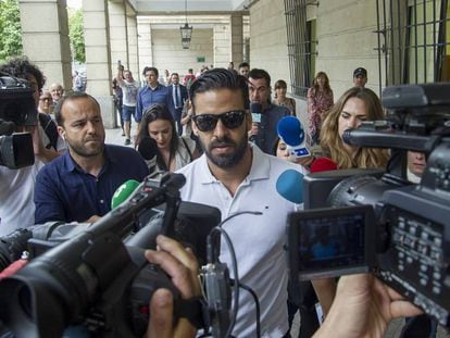 Antonio Manuel Guerrero, miembro de La Manada, a su salida el día 25 de los juzgados de Sevilla.