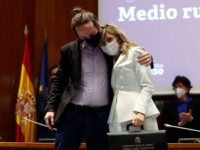 Pablo Iglesias abraza a la vicepresidenta Yolanda Díaz, durante el traspaso de cartera, el 31 de marzo de 2021.