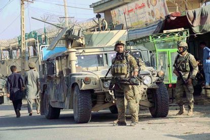 Tropas afganas hacen guardia, este martes, en el centro de Kunduz tras recuperar su control.