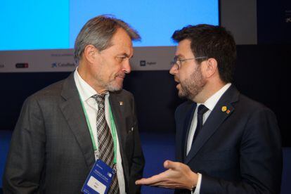 El expresidente de la Generalitat de Cataluña, Artur Mas (i), y el presidente de la Generalitat, Pere Aragonès (d), charlan durante las jornadas del Cercle d’Economia, en Barcelona.