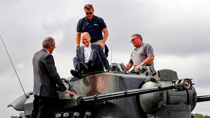 El canciller alemán, Olaf Scholz, probaba en agosto un carro de combate durante su visita a la planta de Krauss-Maffei en Oldenburg (Alemania).