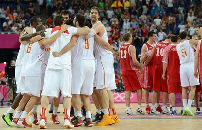 Los españoles se abrazan tras lograr el pase a la final.