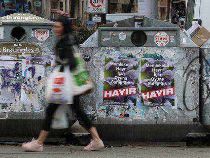 Carteles en Berlín que piden en turco votar 'no' en el referéndum.