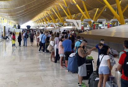 Viajeros en la zona de salidas del aeropuerto Madrid-Barajas