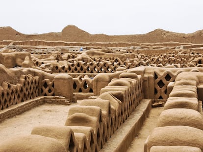 Chan Chan, una ciudad precolombina de adobe construida en la costa norte del Perú por los chimúes.