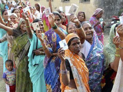 Un grupo de electoras muestra sus carn&eacute;s de identidad mientras hacen cola para votar este jueves en Bhopal.