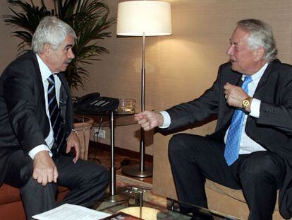 Pasqual Maragall y el presidente de Seat, Andreas Schleef, en el Palau de la Generalitat.