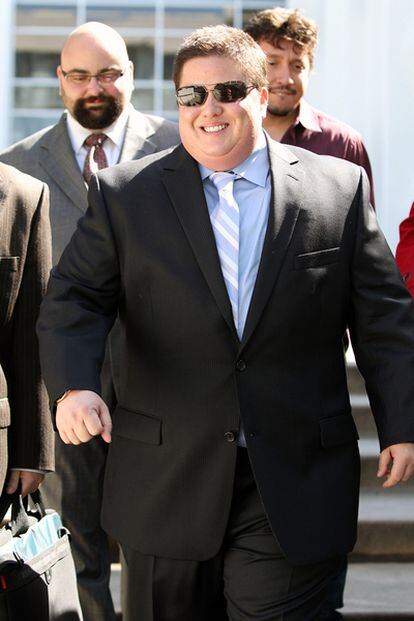 Chaz Bono, el ahora hijo de Cher, a la salida del Tribunal de Santa Mónica que reconoció su nueva identidad el 6 de mayo de 2010