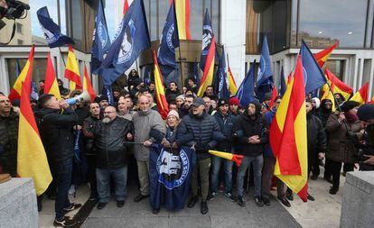 Simpatizantes del grupo de ultraderecha Hoga Social Madrid intentan evitar el desalojo del edificio que han okupado cerca de Col&oacute;n. 