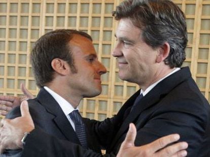 El ministro de economía francés, Emmanuel Macron, con su antecesor.