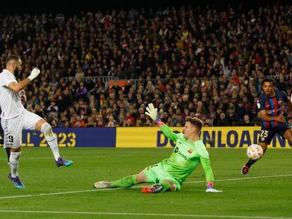 Benzema marcaba el miércoles ante Ter Stegen el cuarto gol del partido de semifinal de Copa del Rey entre el Real Madrid y el Barcelona, en el Camp Nou.