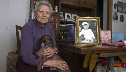 Inés Pérez, en su casa de Almería junto a una foto de su hija adoptada.