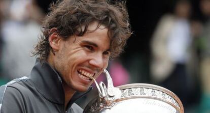 Nadal posa con el trofeo de Roland Garros.