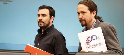El secretari general de Podem, Pablo Iglesias (d), i el líder d'IU, Alberto Garzón.