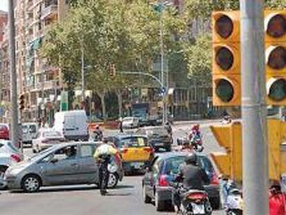 La caída de un tendido eléctrico sume a  Barcelona en el caos
