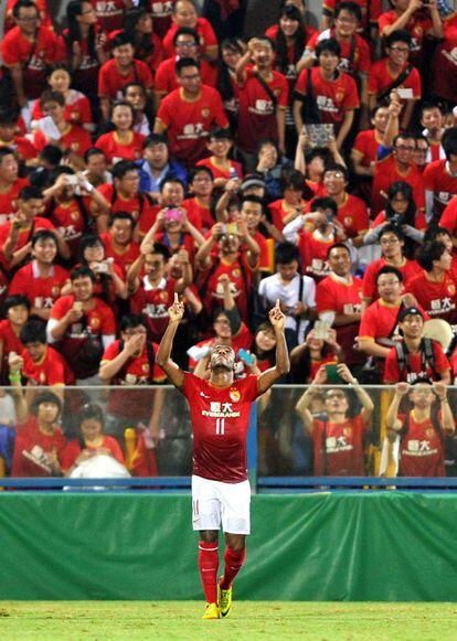Los aficionados del Guangzhou Evergrande chino fotografían a Muriqui mientras celebra un gol.