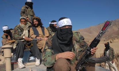 En el centro, Latif Mehsud, antiguo número dos de los talibanes paquistaníes detenido en 2013, en la región tribal de Orakzai en 2008.