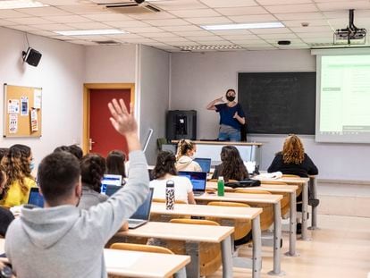 Una profesora imparte clase en la Facultad de Ciencias de la Información en la Universidad Complutense de Madrid.
