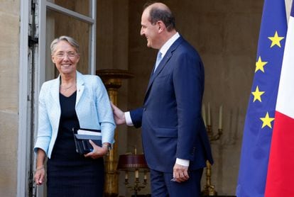 Jean Castex da la bienvenida a su sustituta, la nueva primera ministra de Francia, Elisabeth Borne, en Matignon, este lunes.