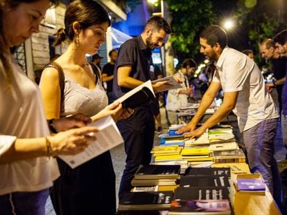 El público de La Noche de las Librerías revisa libros en una calle de Montevideo.