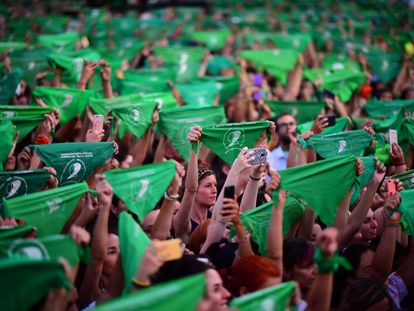 Cientos de mujeres levantan sus pañuelos verdes a favor del aborto, en Buenos Aires.