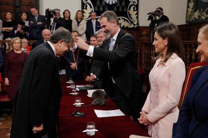 El rey, en presencia de la Reina, impone la medalla del Premio Cervantes al escritor nicaragüense Sergio Ramírez.