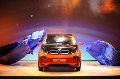 El nuevo coche eléctrico BMWi3 es descubierto durante su presentación mundial en Thames street en Londres (Reino Unido)
