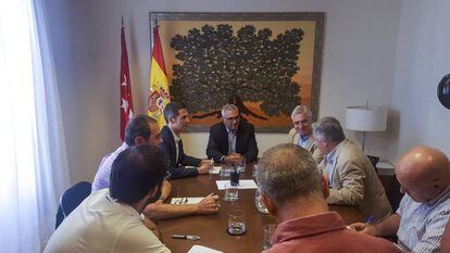 Carlos Izquierdo, en el centro, durante la reunión con los alcaldes de la Mancomunidad del Este.