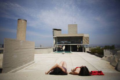 Tomando el sol en la azotea de la Unité d’Habitation de Le Corbusier, en Marsella.