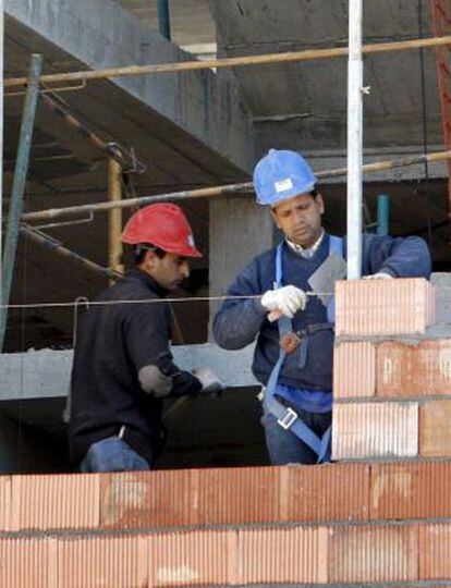 Varios obreros trabajan en una construcci&oacute;n en Bilbao. 